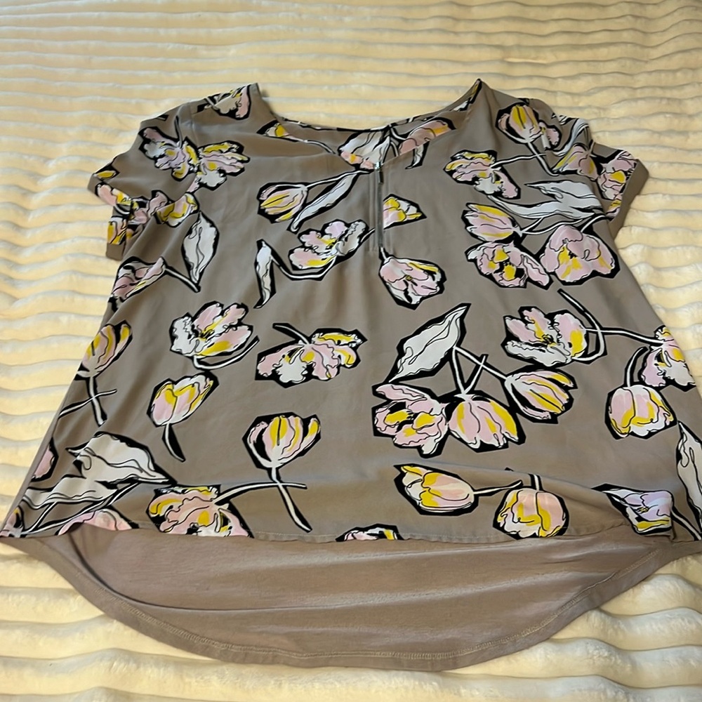 Apt 9 xl shirt. Great for the office! Very soft!